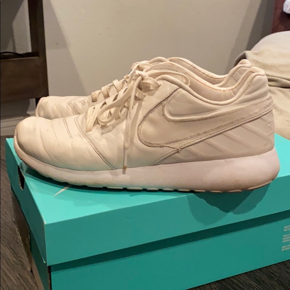 Nike men’s white tennis shoe